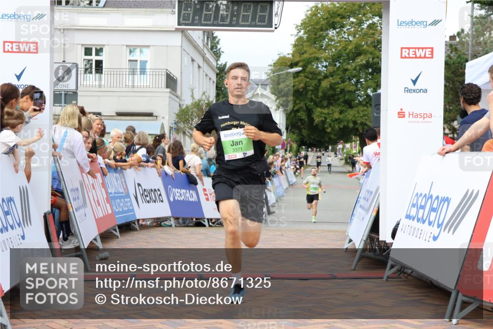 31.08.2025 - 21. Blankeneser Heldenlauf Strokosch-Dieckow http://msf.ph/oto/8671325 31.08.2025 10:53:20 Ziel 3371, 3636, 3272 meine-sportfotos.de
