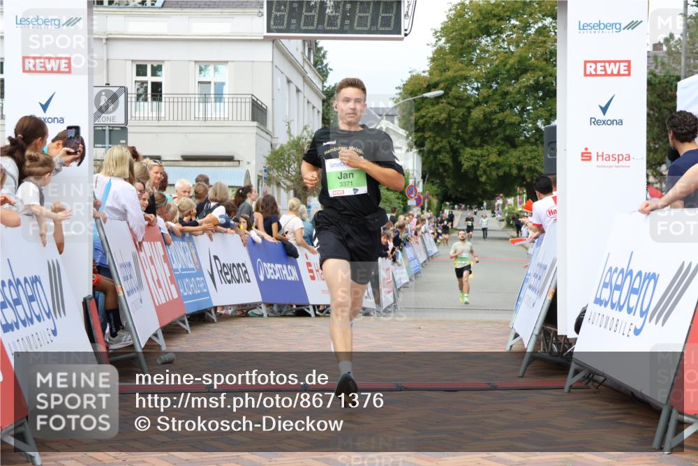 31.08.2025 - 21. Blankeneser Heldenlauf Strokosch-Dieckow http://msf.ph/oto/8671376 31.08.2025 10:53:20 Ziel 3371, 3636, 3272 meine-sportfotos.de
