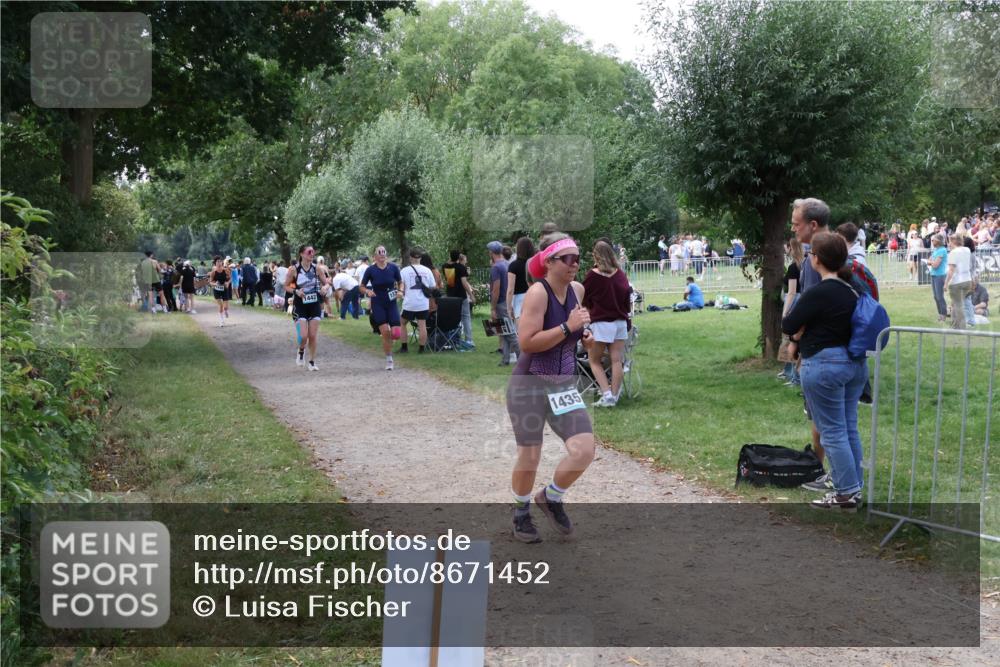 31.08.2025 - Elbe Triathlon Hamburg Luisa Fischer http://msf.ph/oto/8671452 31.08.2025 11:56:44 Laufen 1442, 137, 1435 meine-sportfotos.de