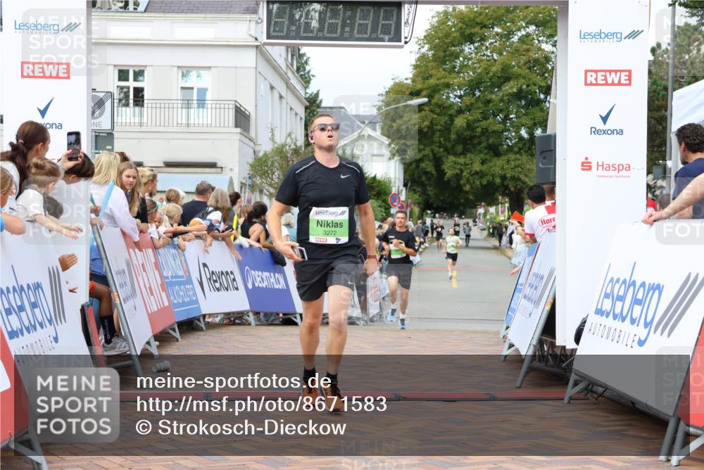 31.08.2025 - 21. Blankeneser Heldenlauf Strokosch-Dieckow http://msf.ph/oto/8671583 31.08.2025 10:53:17 Ziel 3371, 3636, 3272 meine-sportfotos.de