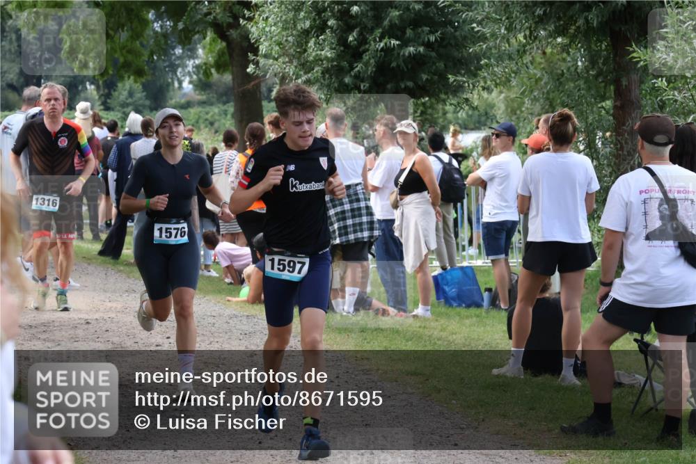 31.08.2025 - Elbe Triathlon Hamburg Luisa Fischer http://msf.ph/oto/8671595 31.08.2025 11:58:11 Laufen 1316, 1576, 1597 meine-sportfotos.de