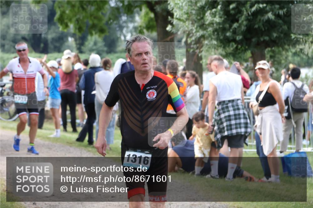 31.08.2025 - Elbe Triathlon Hamburg Luisa Fischer http://msf.ph/oto/8671601 31.08.2025 11:58:16 Laufen 1333, 1910, 1316 meine-sportfotos.de