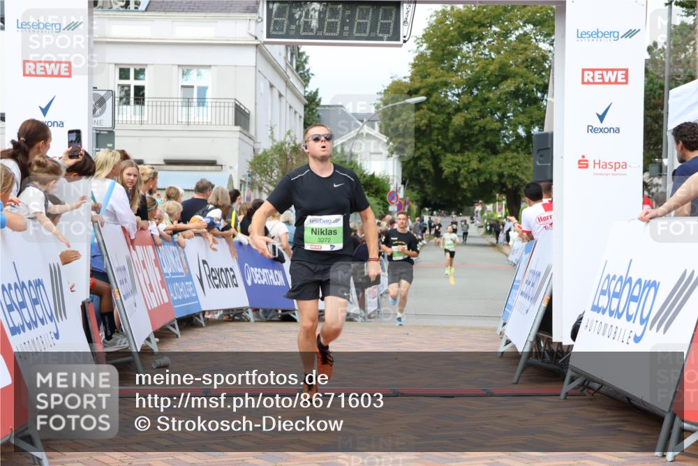 31.08.2025 - 21. Blankeneser Heldenlauf Strokosch-Dieckow http://msf.ph/oto/8671603 31.08.2025 10:53:17 Ziel 3371, 3636, 3272 meine-sportfotos.de
