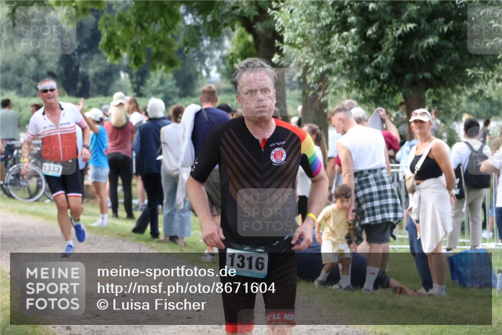 31.08.2025 - Elbe Triathlon Hamburg Luisa Fischer http://msf.ph/oto/8671604 31.08.2025 11:58:16 Laufen 1333, 1316 meine-sportfotos.de