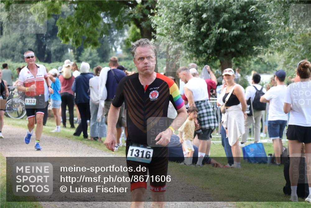 31.08.2025 - Elbe Triathlon Hamburg Luisa Fischer http://msf.ph/oto/8671606 31.08.2025 11:58:16 Laufen 1333, 1910, 1316 meine-sportfotos.de