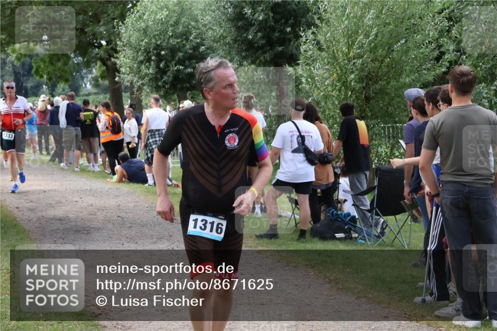 31.08.2025 - Elbe Triathlon Hamburg Luisa Fischer http://msf.ph/oto/8671625 31.08.2025 11:58:19 Laufen 1333, 1910, 1316 meine-sportfotos.de
