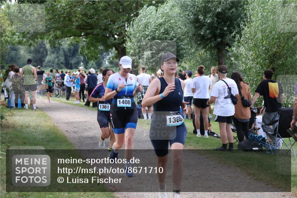31.08.2025 - Elbe Triathlon Hamburg Luisa Fischer http://msf.ph/oto/8671710 31.08.2025 11:58:36 Laufen 1361, 1408, 1366 meine-sportfotos.de