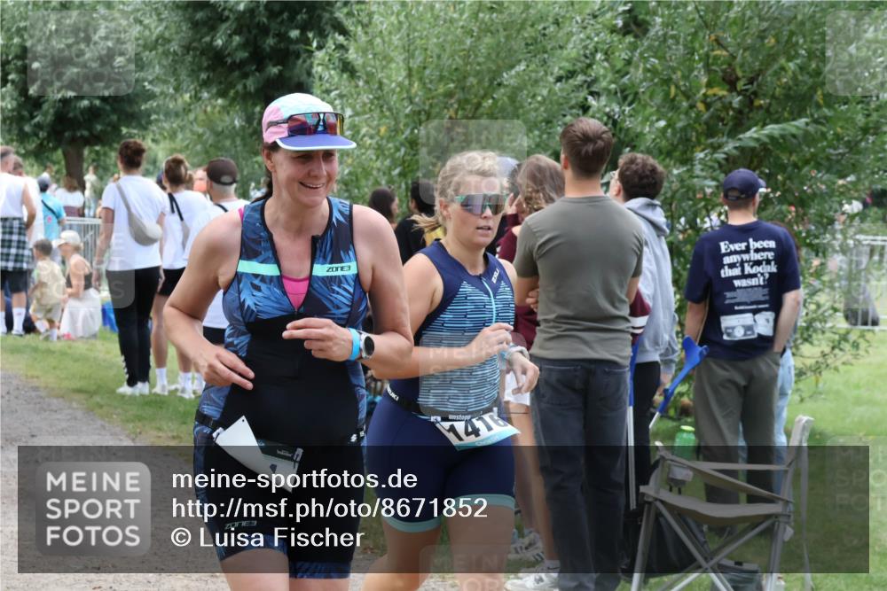 31.08.2025 - Elbe Triathlon Hamburg Luisa Fischer http://msf.ph/oto/8671852 31.08.2025 12:00:18 Laufen 3, 3 meine-sportfotos.de