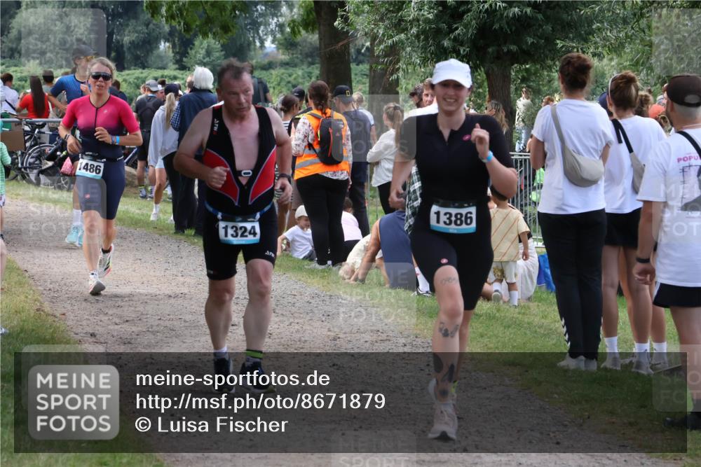 31.08.2025 - Elbe Triathlon Hamburg Luisa Fischer http://msf.ph/oto/8671879 31.08.2025 12:00:23 Laufen 1486, 1324, 1386 meine-sportfotos.de