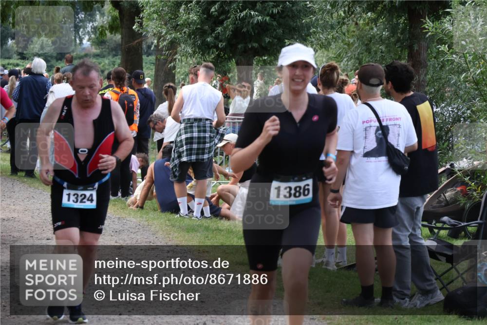 31.08.2025 - Elbe Triathlon Hamburg Luisa Fischer http://msf.ph/oto/8671886 31.08.2025 12:00:24 Laufen 1324, 1386 meine-sportfotos.de