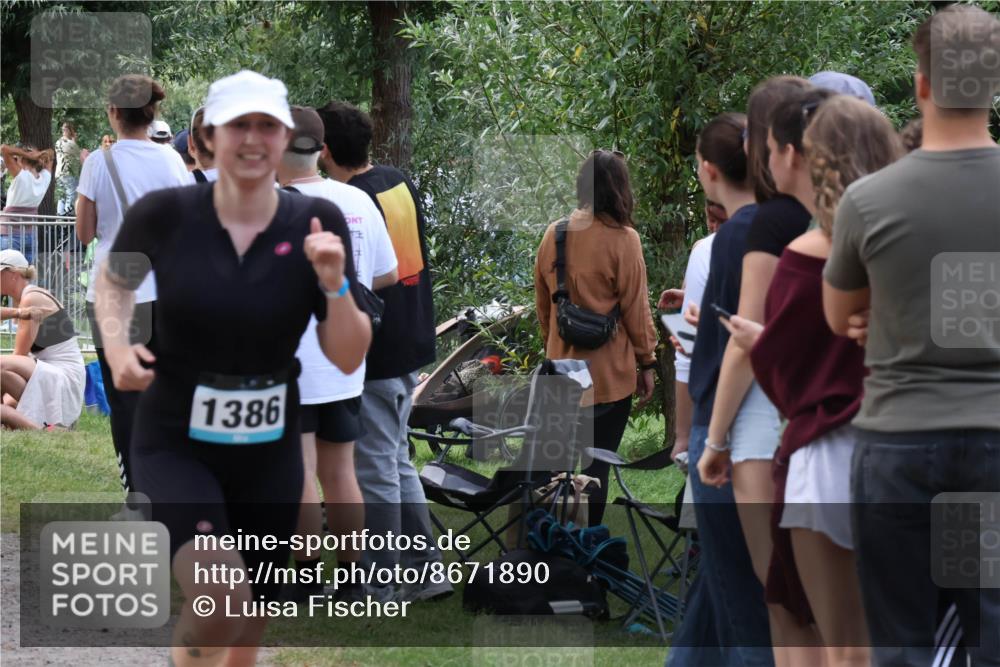 31.08.2025 - Elbe Triathlon Hamburg Luisa Fischer http://msf.ph/oto/8671890 31.08.2025 12:00:25 Laufen 1386 meine-sportfotos.de
