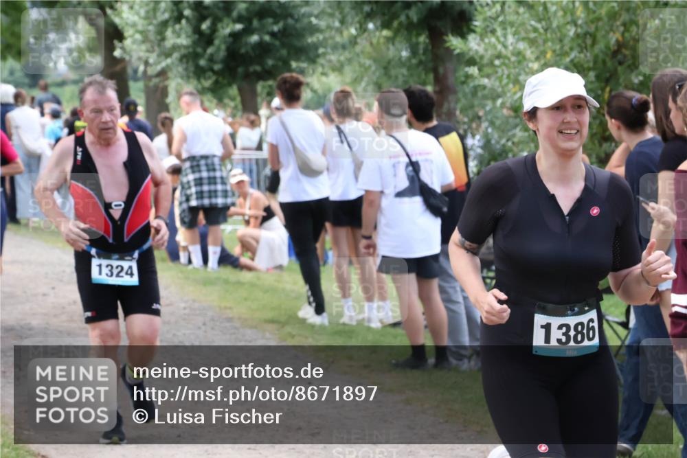 31.08.2025 - Elbe Triathlon Hamburg Luisa Fischer http://msf.ph/oto/8671897 31.08.2025 12:00:25 Laufen 1324, 1386 meine-sportfotos.de