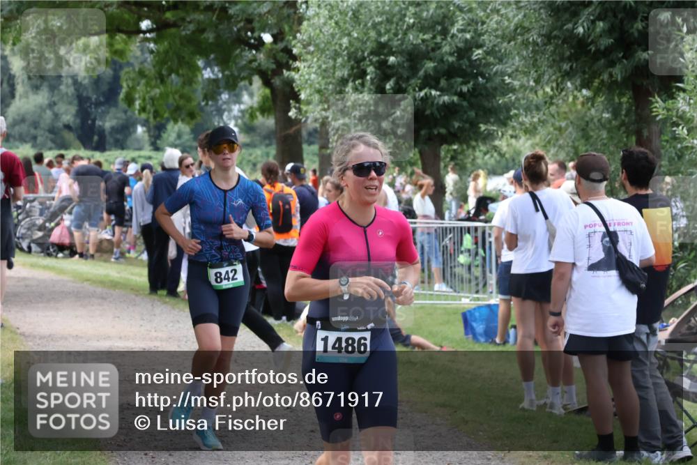 31.08.2025 - Elbe Triathlon Hamburg Luisa Fischer http://msf.ph/oto/8671917 31.08.2025 12:00:28 Laufen 842, 1486 meine-sportfotos.de