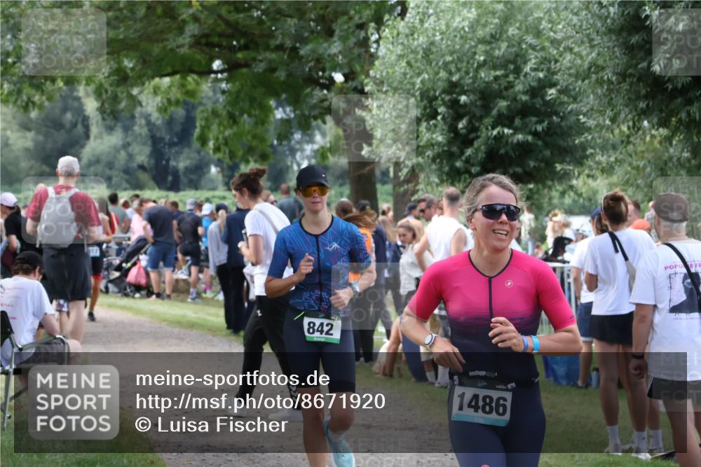 31.08.2025 - Elbe Triathlon Hamburg Luisa Fischer http://msf.ph/oto/8671920 31.08.2025 12:00:29 Laufen 842, 1486 meine-sportfotos.de