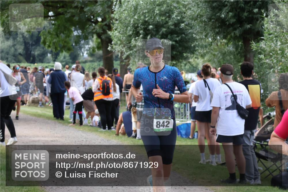 31.08.2025 - Elbe Triathlon Hamburg Luisa Fischer http://msf.ph/oto/8671929 31.08.2025 12:00:30 Laufen 842 meine-sportfotos.de