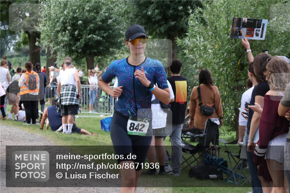 31.08.2025 - Elbe Triathlon Hamburg Luisa Fischer http://msf.ph/oto/8671936 31.08.2025 12:00:31 Laufen 842 meine-sportfotos.de