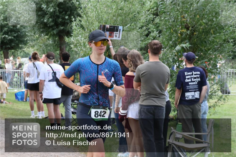 31.08.2025 - Elbe Triathlon Hamburg Luisa Fischer http://msf.ph/oto/8671941 31.08.2025 12:00:31 Laufen 1703, 842 meine-sportfotos.de