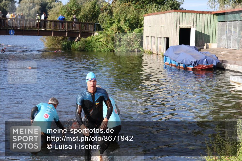 31.08.2025 - Elbe Triathlon Hamburg Luisa Fischer http://msf.ph/oto/8671942 31.08.2025 08:33:33 Schwimmen 195, 198 meine-sportfotos.de