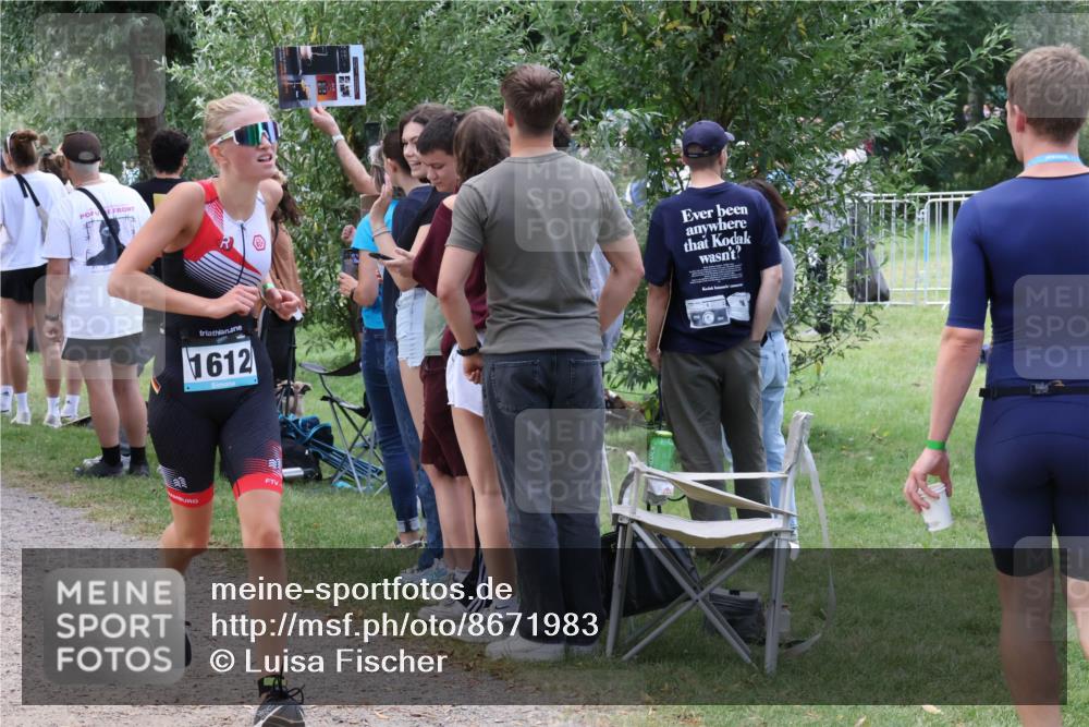 31.08.2025 - Elbe Triathlon Hamburg Luisa Fischer http://msf.ph/oto/8671983 31.08.2025 12:00:39 Laufen 1612 meine-sportfotos.de