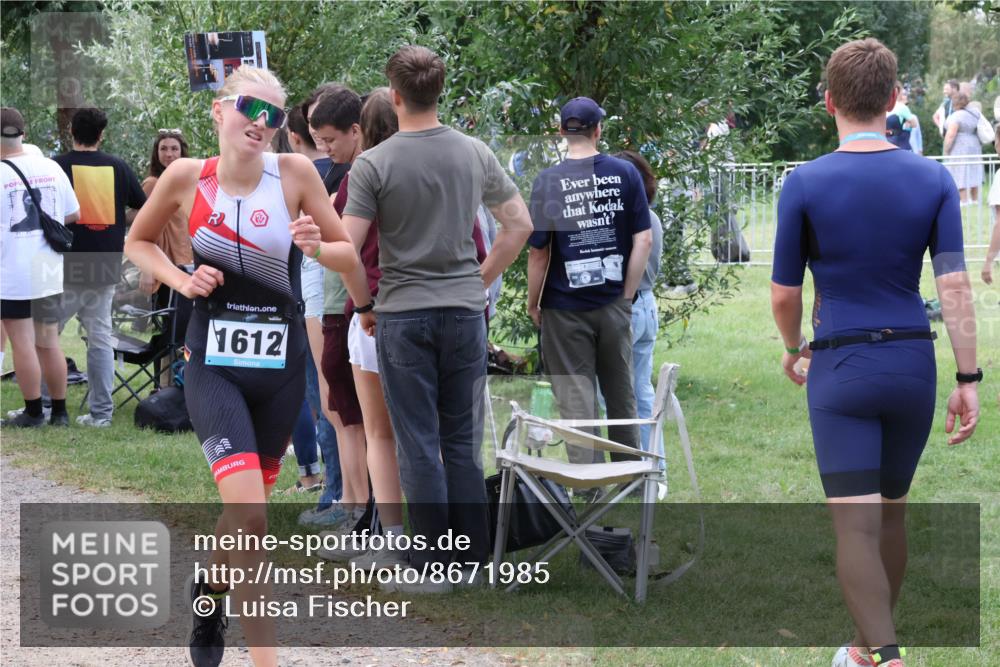 31.08.2025 - Elbe Triathlon Hamburg Luisa Fischer http://msf.ph/oto/8671985 31.08.2025 12:00:39 Laufen 1612 meine-sportfotos.de