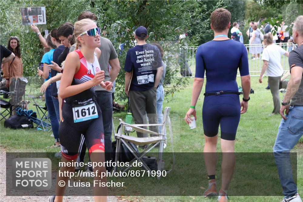 31.08.2025 - Elbe Triathlon Hamburg Luisa Fischer http://msf.ph/oto/8671990 31.08.2025 12:00:39 Laufen 1612 meine-sportfotos.de