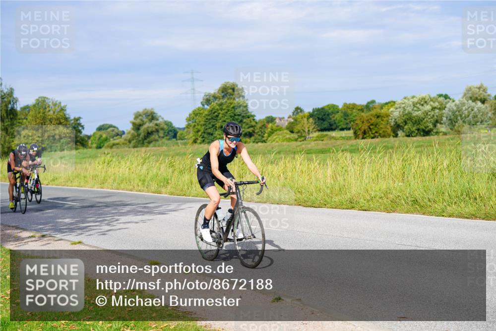 31.08.2025 - Elbe Triathlon Hamburg Michael Burmester http://msf.ph/oto/8672188 31.08.2025 10:04:33 Radfahren 400, 597, 726, 880, 902, 920, 931 meine-sportfotos.de