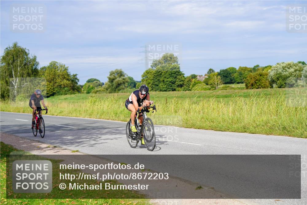 31.08.2025 - Elbe Triathlon Hamburg Michael Burmester http://msf.ph/oto/8672203 31.08.2025 10:04:34 Radfahren 400, 597, 726, 880, 902, 920, 931 meine-sportfotos.de