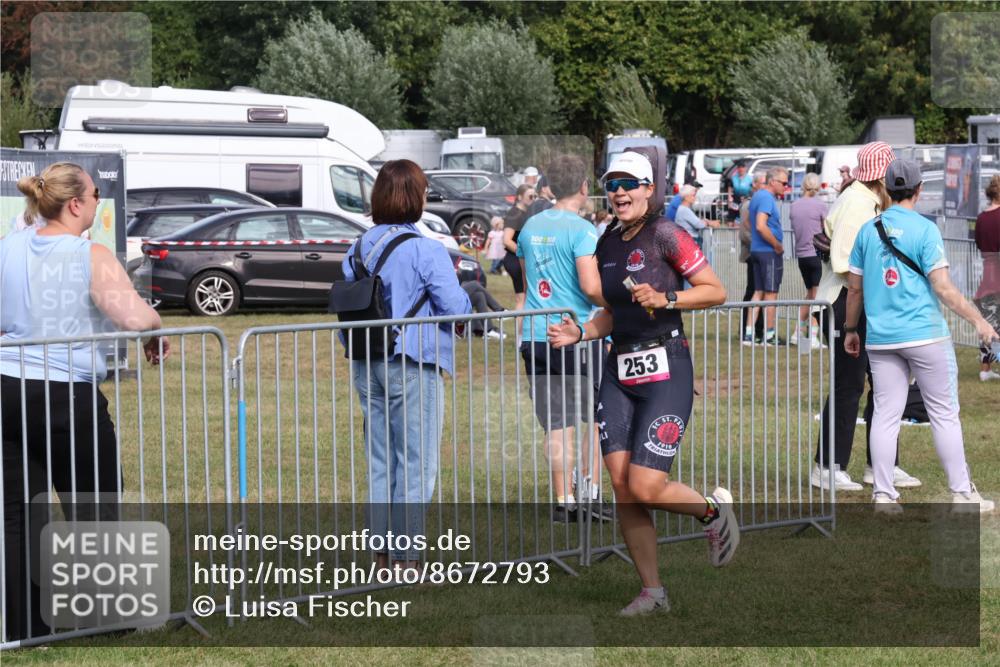 31.08.2025 - Elbe Triathlon Hamburg Luisa Fischer http://msf.ph/oto/8672793 31.08.2025 10:03:25 Laufen 100, 100, 253, 1910 meine-sportfotos.de
