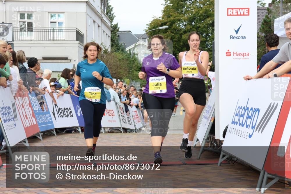 31.08.2025 - 21. Blankeneser Heldenlauf Strokosch-Dieckow http://msf.ph/oto/8673072 31.08.2025 10:31:11 Ziel 2437, 2324, 2147, 2121, 2307, 2018 meine-sportfotos.de