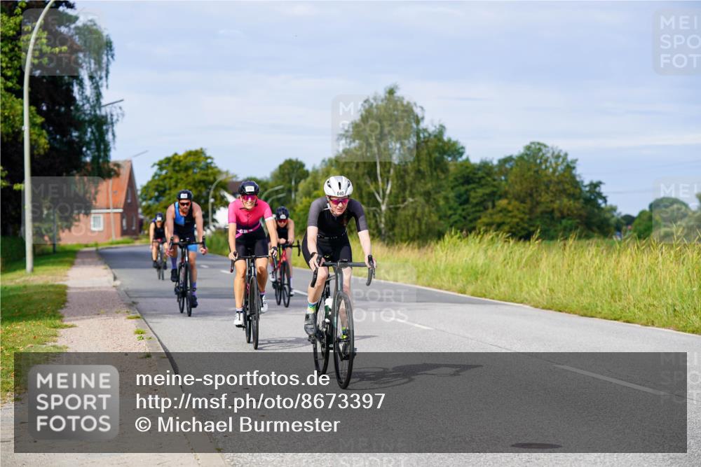 31.08.2025 - Elbe Triathlon Hamburg Michael Burmester http://msf.ph/oto/8673397 31.08.2025 10:11:29 Radfahren 483, 650, 830, 840, 853, 870, 894 meine-sportfotos.de