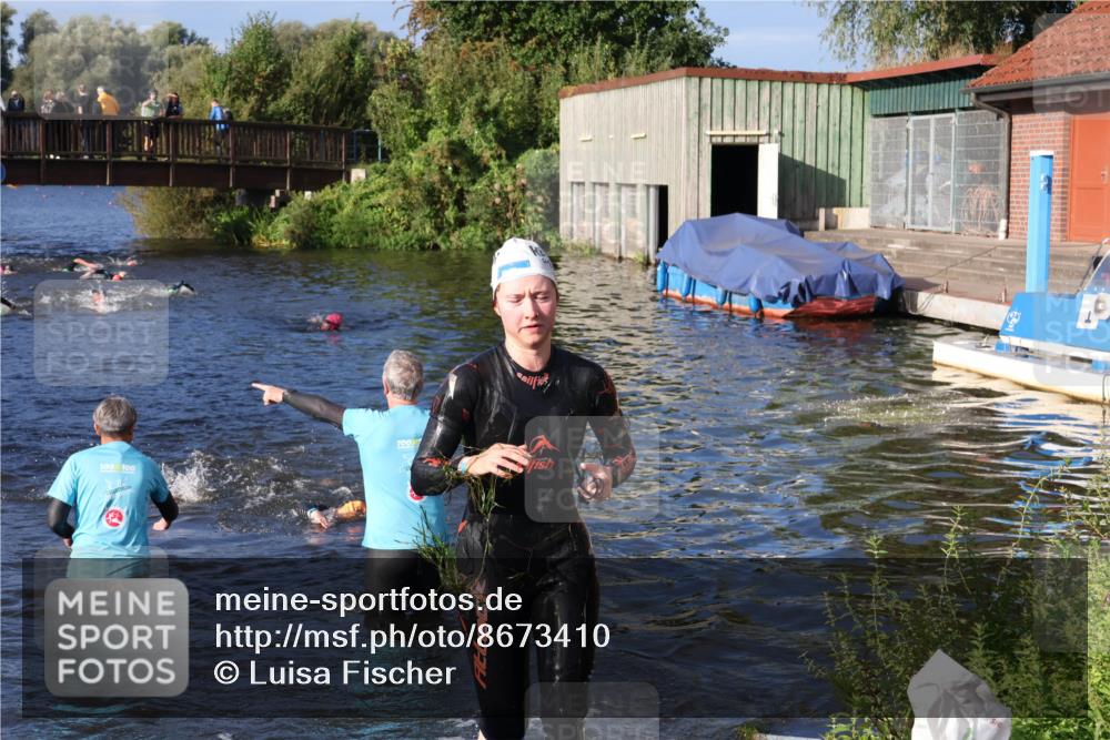 31.08.2025 - Elbe Triathlon Hamburg Luisa Fischer http://msf.ph/oto/8673410 31.08.2025 08:43:21 Schwimmen 248, 275, 381 meine-sportfotos.de