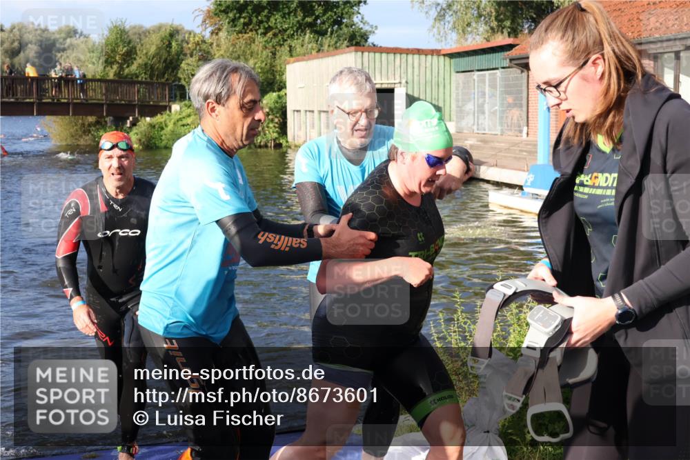 31.08.2025 - Elbe Triathlon Hamburg Luisa Fischer http://msf.ph/oto/8673601 31.08.2025 08:44:19 Schwimmen 321, 335 meine-sportfotos.de