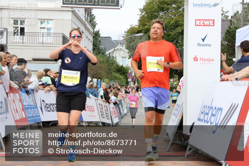 31.08.2025 - 21. Blankeneser Heldenlauf Strokosch-Dieckow http://msf.ph/oto/8673771 31.08.2025 10:30:46 Ziel 2179, 2279, 2102 meine-sportfotos.de