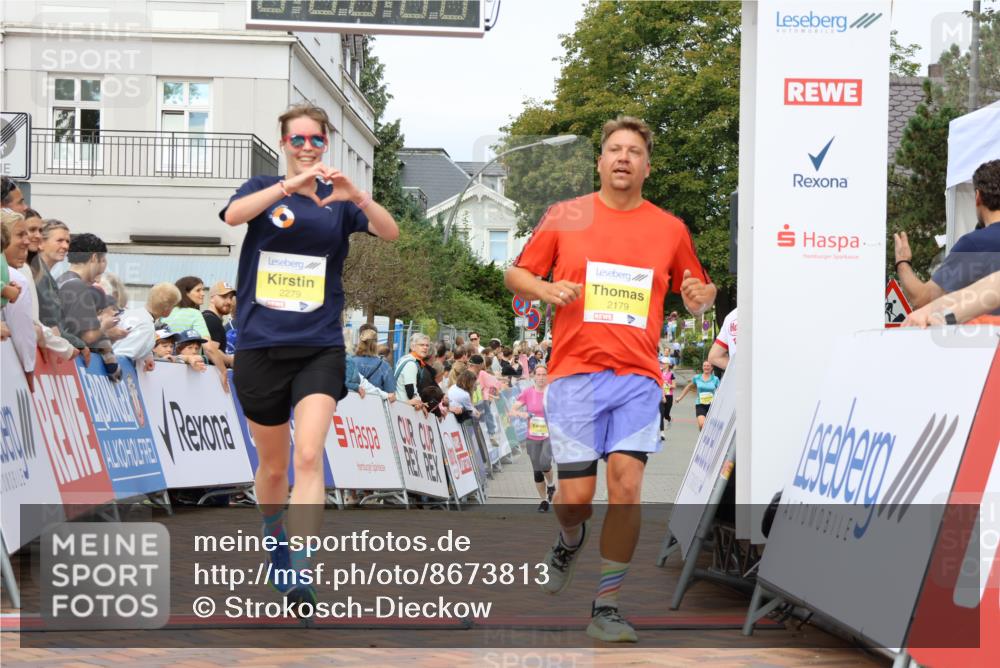 31.08.2025 - 21. Blankeneser Heldenlauf Strokosch-Dieckow http://msf.ph/oto/8673813 31.08.2025 10:30:45 Ziel 2179, 2279, 2102 meine-sportfotos.de