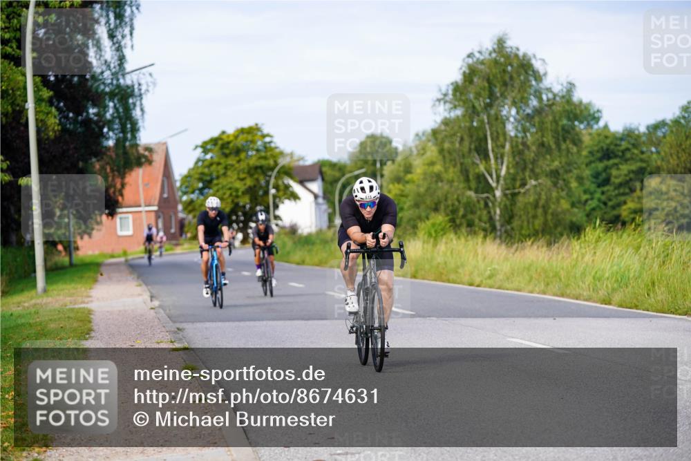 31.08.2025 - Elbe Triathlon Hamburg Michael Burmester http://msf.ph/oto/8674631 31.08.2025 10:15:40 Radfahren 579, 613, 732, 811 meine-sportfotos.de