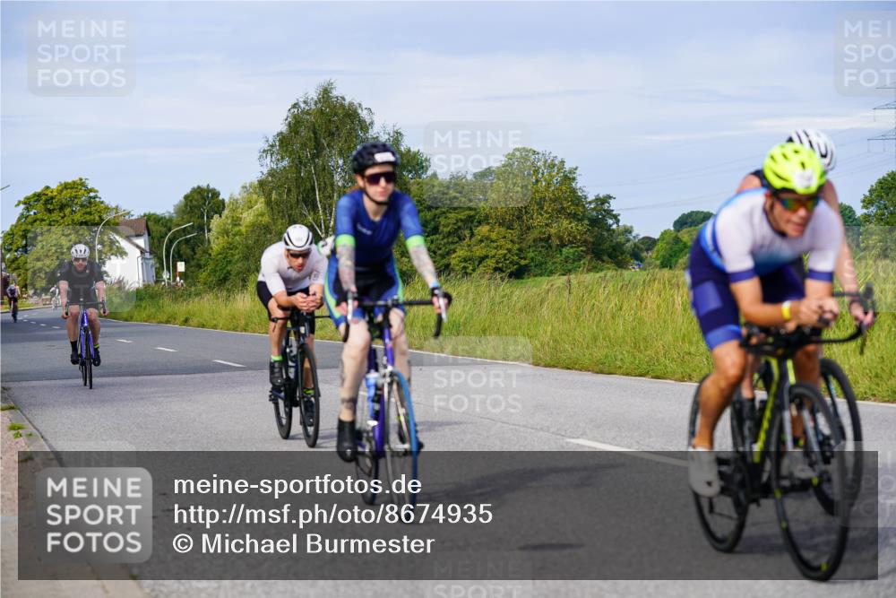 31.08.2025 - Elbe Triathlon Hamburg Michael Burmester http://msf.ph/oto/8674935 31.08.2025 10:17:12 Radfahren 671, 682, 696, 727, 739, 754, 786, 874, 877, 912 meine-sportfotos.de