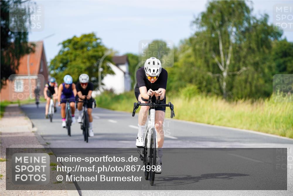 31.08.2025 - Elbe Triathlon Hamburg Michael Burmester http://msf.ph/oto/8674998 31.08.2025 10:17:36 Radfahren 406, 820, 823, 825 meine-sportfotos.de