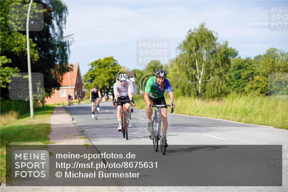 31.08.2025 - Elbe Triathlon Hamburg Michael Burmester http://msf.ph/oto/8675631 31.08.2025 10:20:53 Radfahren 419, 564, 880, 931, 947, 1012 meine-sportfotos.de
