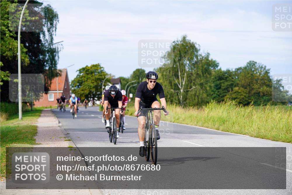 31.08.2025 - Elbe Triathlon Hamburg Michael Burmester http://msf.ph/oto/8676680 31.08.2025 10:25:03 Radfahren 446, 662, 782, 893, 929, 964, 1062 meine-sportfotos.de