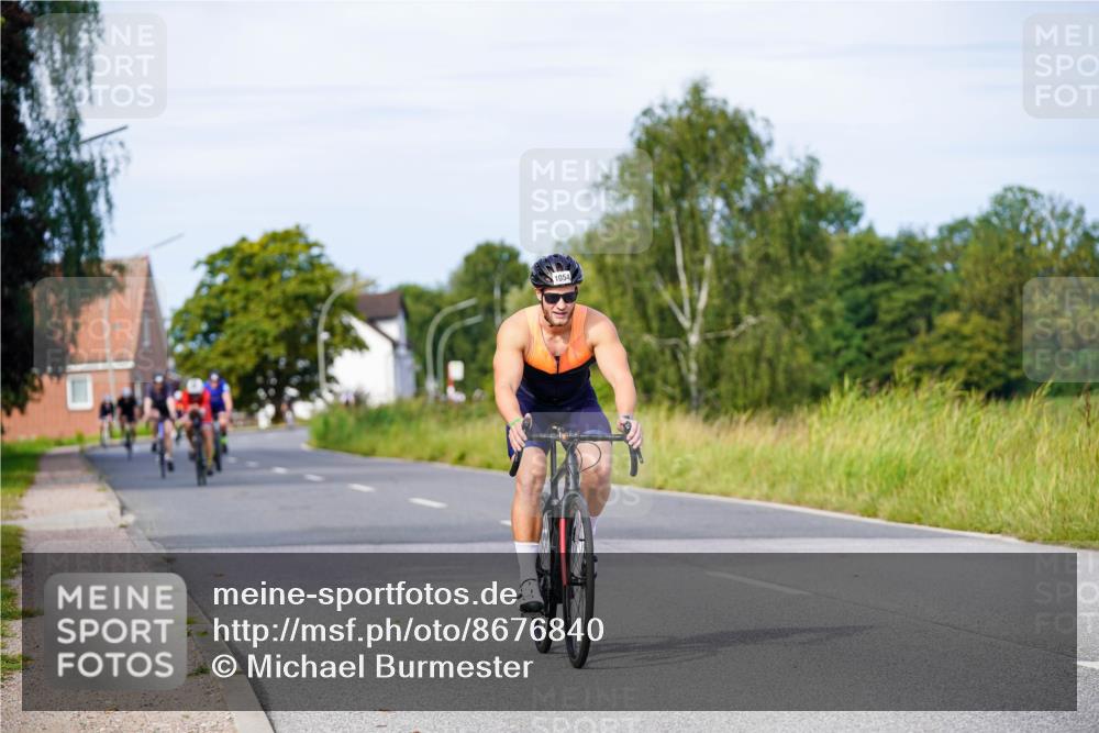 31.08.2025 - Elbe Triathlon Hamburg Michael Burmester http://msf.ph/oto/8676840 31.08.2025 10:25:45 Radfahren 692, 948, 973, 1054, 1060, 1133 meine-sportfotos.de
