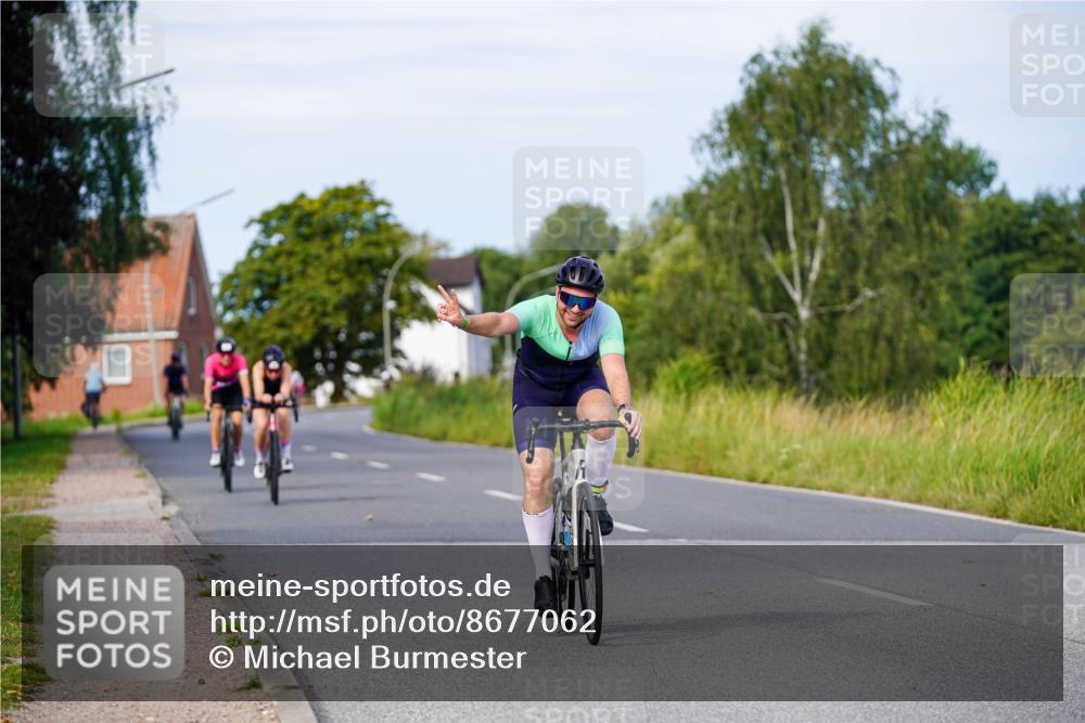 31.08.2025 - Elbe Triathlon Hamburg Michael Burmester http://msf.ph/oto/8677062 31.08.2025 10:26:57 Radfahren 830, 853, 992 meine-sportfotos.de
