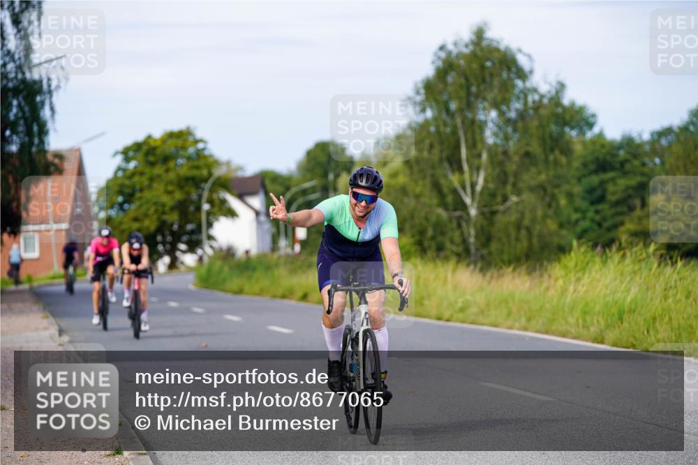 31.08.2025 - Elbe Triathlon Hamburg Michael Burmester http://msf.ph/oto/8677065 31.08.2025 10:26:57 Radfahren 830, 853, 992 meine-sportfotos.de