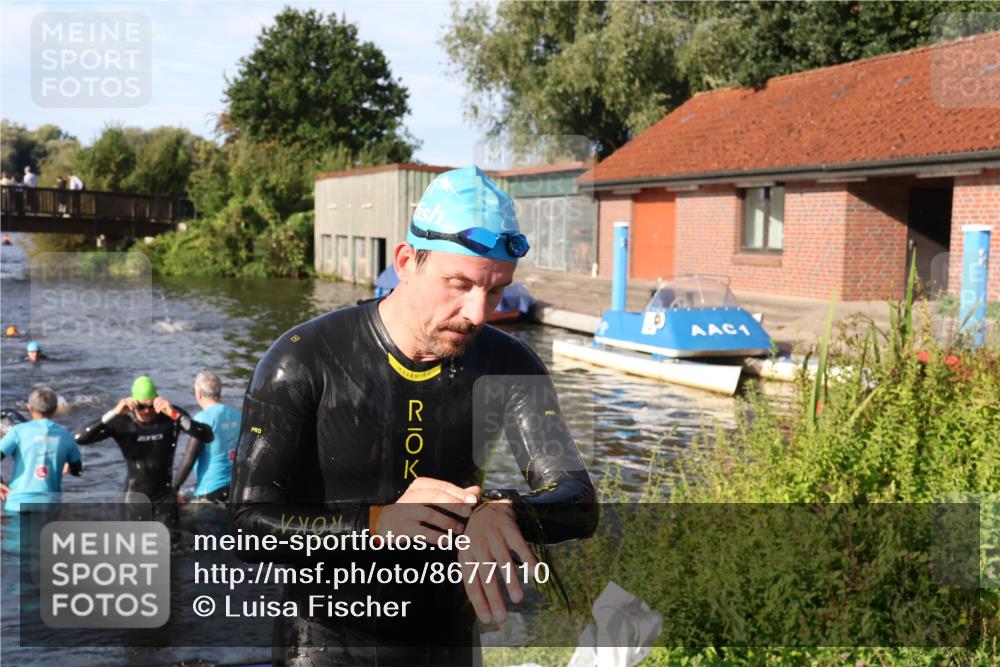 31.08.2025 - Elbe Triathlon Hamburg Luisa Fischer http://msf.ph/oto/8677110 31.08.2025 09:13:53 Schwimmen 611, 631, 695 meine-sportfotos.de