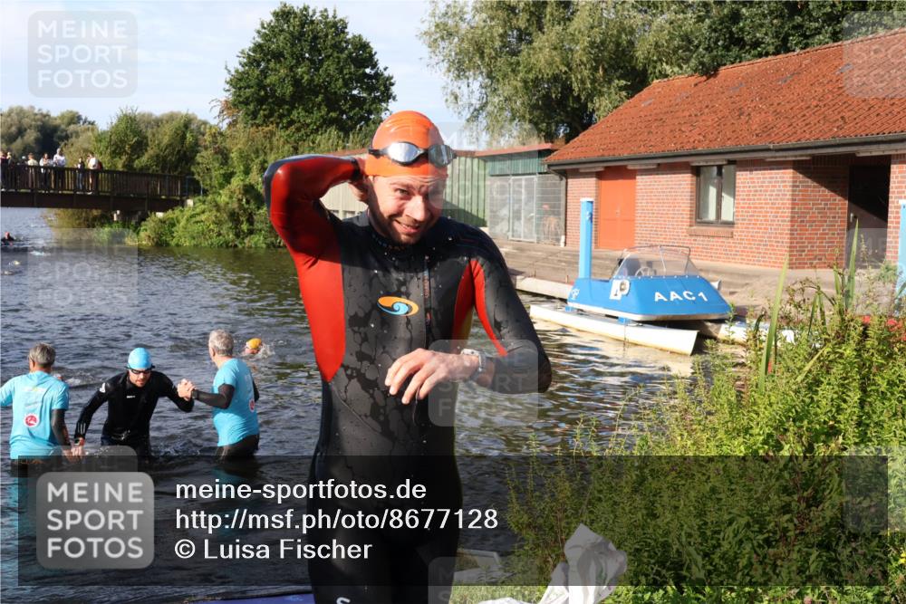 31.08.2025 - Elbe Triathlon Hamburg Luisa Fischer http://msf.ph/oto/8677128 31.08.2025 09:14:07 Schwimmen 563, 608 meine-sportfotos.de