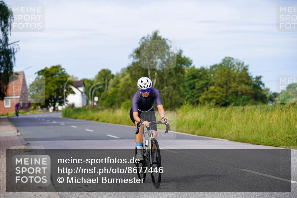 31.08.2025 - Elbe Triathlon Hamburg Michael Burmester http://msf.ph/oto/8677446 31.08.2025 10:28:58 Radfahren 833, 881, 884, 1160 meine-sportfotos.de