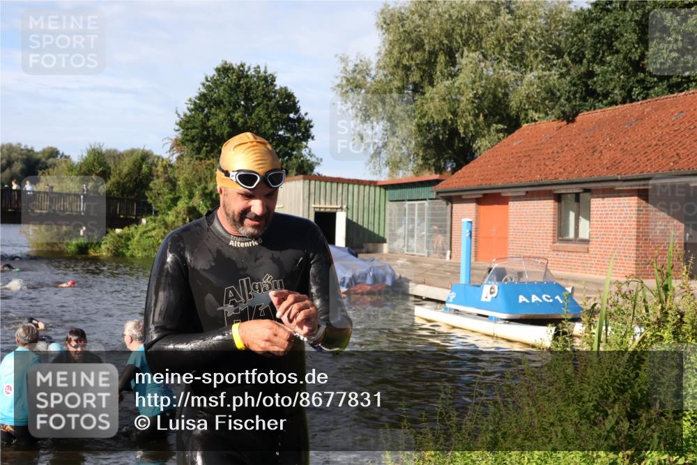 31.08.2025 - Elbe Triathlon Hamburg Luisa Fischer http://msf.ph/oto/8677831 31.08.2025 09:20:22 Schwimmen 668, 674 meine-sportfotos.de