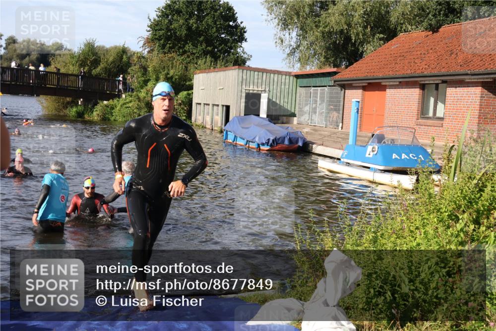 31.08.2025 - Elbe Triathlon Hamburg Luisa Fischer http://msf.ph/oto/8677849 31.08.2025 09:20:34 Schwimmen 730, 731 meine-sportfotos.de
