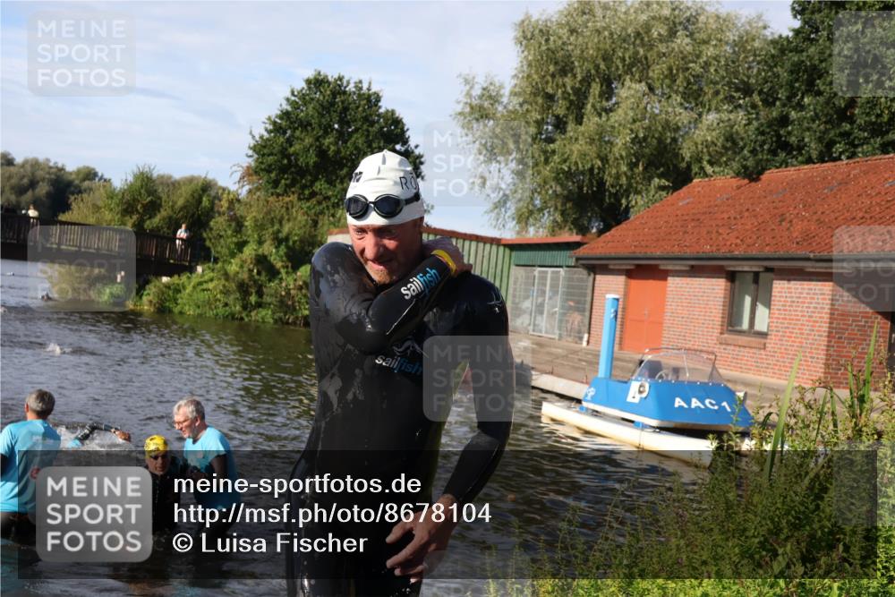 31.08.2025 - Elbe Triathlon Hamburg Luisa Fischer http://msf.ph/oto/8678104 31.08.2025 09:22:41 Schwimmen 587, 710, 727, 766 meine-sportfotos.de