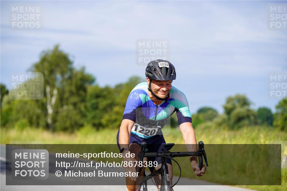 31.08.2025 - Elbe Triathlon Hamburg Michael Burmester http://msf.ph/oto/8678389 31.08.2025 10:34:58 Radfahren 901, 1045, 1205, 1220 meine-sportfotos.de