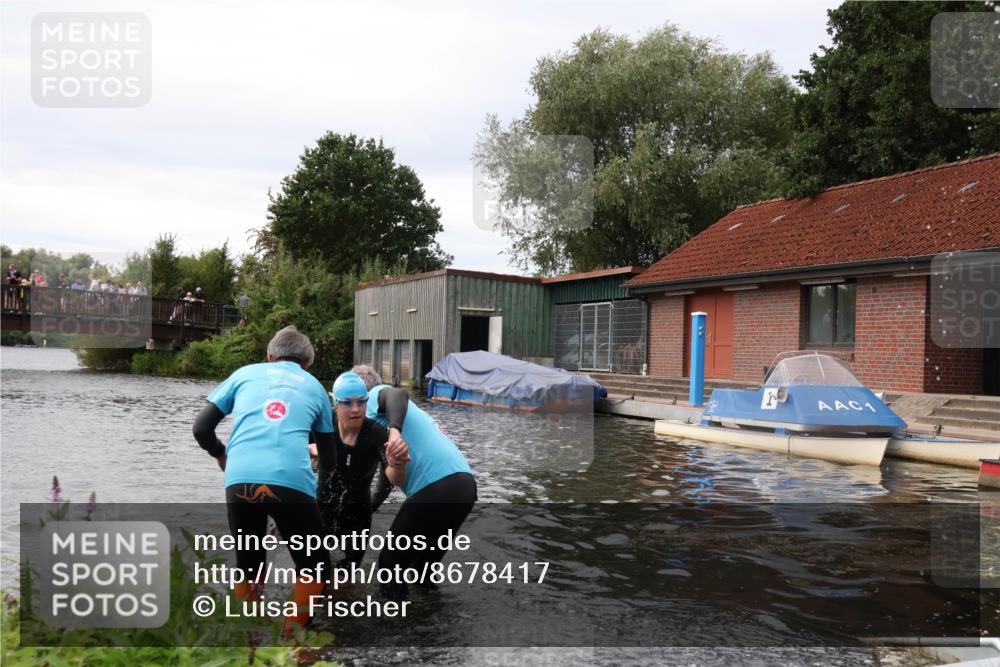 31.08.2025 - Elbe Triathlon Hamburg Luisa Fischer http://msf.ph/oto/8678417 31.08.2025 12:07:30 Schwimmen 1621, 1623, 1626 meine-sportfotos.de